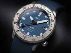 Sinn Spezialuhren U50 B Automatik U-Boot-Stahl 41mm blaues Zifferblatt blaues Textilband – Herrenuhren Uhr mit Datum aus Edelstahl und Metall. Das Gehäuse ist rund und grau. Das Textilarmband ist blau. Das Zifferblatt ist ein Index in blau. – Ansicht 5
