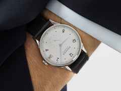 Nomos Glashütte Minimatik 39 Datum Handaufzug Edelstahl weißes Zifferblatt schwarzes Lederband – Herrenuhren Uhr mit Datum aus Edelstahl. Das Gehäuse ist rund und silber. Das Lederarmband ist schwarz. Das Zifferblatt ist arabisch Index und weiß. – Ansicht 5
