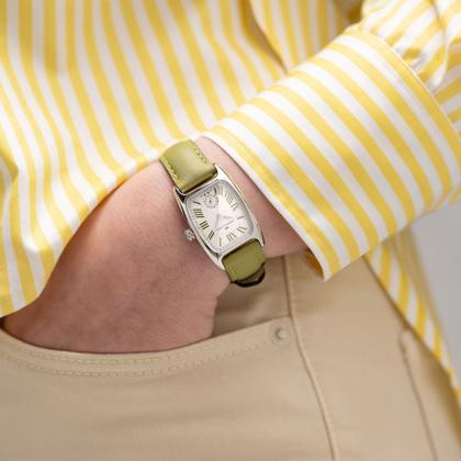 Hamilton American Classic Boulton Small Second M Quarz Edelstahl weißes Zifferblatt grünes Lederband – Herrenuhren Uhr ohne Datum aus Edelstahl und Leder. Das Gehäuse ist rechteckig und silber. Das Lederarmband ist grün. Das Zifferblatt ist römisch und weiß. – Ansicht 5