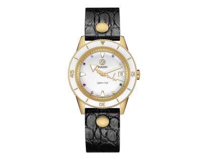 Rado Captain Cook Automatik Edelstahl gelbgold beschichtet 37 mm Marina Hoermanseder Edition – Damenuhren Uhr mit Datum aus Edelstahl, Leder und PVD beschichtet. Das Gehäuse ist rund und gelbgold. Das Edelstahlarmband ist gelbgold. Das Zifferblatt ist ein Index in weiß. – Ansicht 2