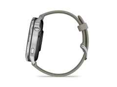 Garmin Venu 4 Quarz Edelstahl und Polymer 45mm digitales Zifferblatt graues Silikonband – Herrenuhren Uhr Multifunktion aus Edelstahl und Faserverstärktes Polymer. Das Gehäuse ist rund und silber. Das Kautschuk / Kunststoff / Silikon Armband ist grau. Das Zifferblatt ist digital und schwarz. – Ansicht 3
