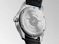 Longines Spirit Zulu Time Automatik Edelstahl 39mm blaues Zifferblatt blaues Lederband – Herrenuhren Uhr mit Datum aus Edelstahl, Keramik und Leder. Das Gehäuse ist rund und silber. Das Lederarmband ist blau. Das Zifferblatt ist arabisch Index und blau. – Ansicht 3