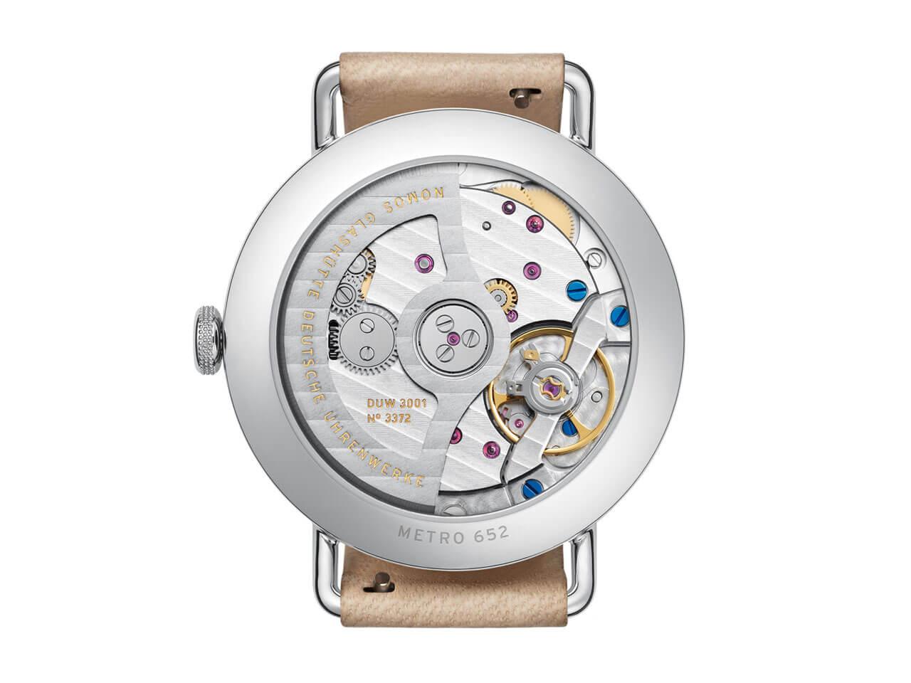Nomos Glashütte Metro neomatik 35 Champagner Automatik Edelstahl 35mm beiges Zifferblatt beiges Lederband – Damenuhren Uhr ohne Datum aus Edelstahl. Das Gehäuse ist rund und silber. Das Lederarmband ist braun. Das Zifferblatt ist arabisch Index und beige. – Ansicht 3
