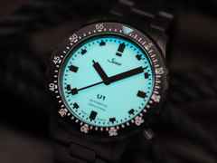 Sinn Spezialuhren U1 S L Automatik U-Boot-Stahl 44mm weißes Zifferblatt schwarzes Kautschukband limitiert – Herrenuhren Uhr ohne Datum aus Edelstahl, Kautschuk, Metall und PVD beschichtet. Das Gehäuse ist rund und schwarz. Das Kautschuk / Kunststoff / Silikon Armband ist schwarz. Das Zifferblatt ist ein Index in weiß. – Ansicht 4