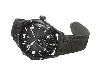 Junghans Meister Pilot Automatic Edelstahl DLC-Schwarz 43mm graues Zifferblatt schwarzes Lederband – Herrenuhren Uhr mit Datum aus DLC beschichtet, Edelstahl und Leder. Das Gehäuse ist rund und grau. Das Lederarmband ist schwarz. Das Zifferblatt ist arabisch Index und grau. – Ansicht 2