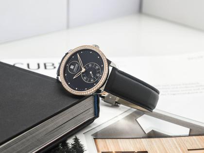 Union Glashütte Seris  Damenuhr kleine Sekunde mit Datum Stahl Gold schwarzes Zifferblatt Brillanten schwarzes Lederband – Damenuhren Uhr mit Datum aus 750 Rotgold und Edelstahl. Das Gehäuse ist rund und silber. Das Lederarmband ist schwarz. Das Zifferblatt ist ein Index in schwarz. – Ansicht 2