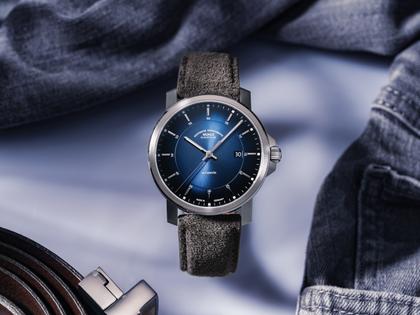 Mühle Glashütte 29er Casual Automatik Edelstahl 42,4mm blaues Zifferblatt braunes Lederband – Herrenuhren Uhr mit Datum aus Edelstahl und Leder. Das Gehäuse ist rund und silber. Das Lederarmband ist blau. Das Zifferblatt ist ein Index in braun. – Ansicht 8