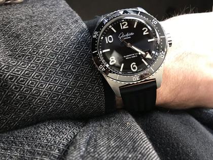 Glashütte Original SeaQ Panoramadatum Automatik Edelstahl 43mm schwarzes Zifferblatt schwarzes Kautschukband – Herrenuhren Uhr mit Datum aus Edelstahl. Das Gehäuse ist rund und silber. Das Kautschuk / Kunststoff / Silikon Armband ist schwarz. Das Zifferblatt ist arabisch Index und schwarz. – Ansicht 4