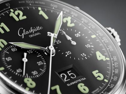 Glashütte Original Senator Chronograph Navigator Automatik Edelstahl 41mm schwarzes Zifferblatt beiges Textilband – Herrenuhren Chronograph aus Edelstahl. Das Gehäuse ist rund und silber. Das Textilarmband ist beige. Das Zifferblatt ist arabisch und schwarz. – Ansicht 3