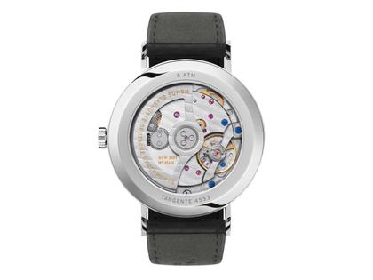 Nomos Glashütte Tangente 39 neomatik Blaugold Automatik Edelstahl 39mm blaues Zifferblatt schwarzes Lederband Glasboden – Herrenuhren Uhr ohne Datum aus Edelstahl. Das Gehäuse ist rund und silber. Das Lederarmband ist schwarz. Das Zifferblatt ist arabisch Index und blau. – Ansicht 5