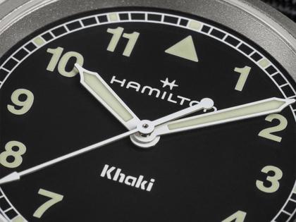 Hamilton Khaki Field Quartz Edelstahl 33mm schwarzes Zifferblatt schwarzes NATO-Textilband – Damenuhren Uhr ohne Datum aus Edelstahl. Das Gehäuse ist rund und grau. Das Textilarmband ist schwarz. Das Zifferblatt ist ein Index in schwarz. – Ansicht 4