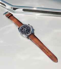 Omega Speedmaster '57 Chronograph Handaufzug Edelstahl 40mm schwarzes Zifferblatt Lederband – Herrenuhren Chronograph aus Edelstahl. Das Gehäuse ist rund und silber. Das Lederarmband ist braun. Das Zifferblatt ist ein Index in schwarz. – Ansicht 3