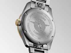 Longines Spirit Zulu Time Automatik Edelstahl 42mm Gelbgold-Lünette graues Zifferblatt Metallband – Herrenuhren Uhr mit Datum aus 750 Gelbgold, Edelstahl und Keramik. Das Gehäuse ist rund und silber-gelbgold. Das Edelstahlarmband ist braun. Das Zifferblatt ist arabisch Index und grau. – Ansicht 3