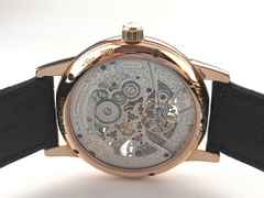 Glashütte Original Senator Mondphase Skelettierte Edition Handaufzug Rotgold 42mm skelettiertes Zifferblatt schwarzes Lederband Limited Edition 1-49-13-15-15-04 Full Set, Service 2025 mit Garantie, Occasion – Herrenuhren Uhr ohne Datum aus 750 Rotgold. Das Gehäuse ist rund und rotgold. Das Lederarmband Kroko / Alligator ist schwarz. Das Zifferblatt ist römisch Index und silber. – Ansicht 2