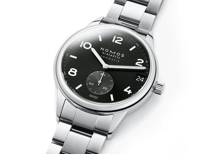 Nomos Glashütte Club Sport neomatik 42 Datum Automatik Edelstahl 42mm schwarzes Zifferblatt Metallband – Herrenuhren Uhr mit Datum aus Edelstahl. Das Gehäuse ist rund und silber. Das Edelstahlarmband ist silber. Das Zifferblatt ist arabisch Index und schwarz. – Ansicht 2