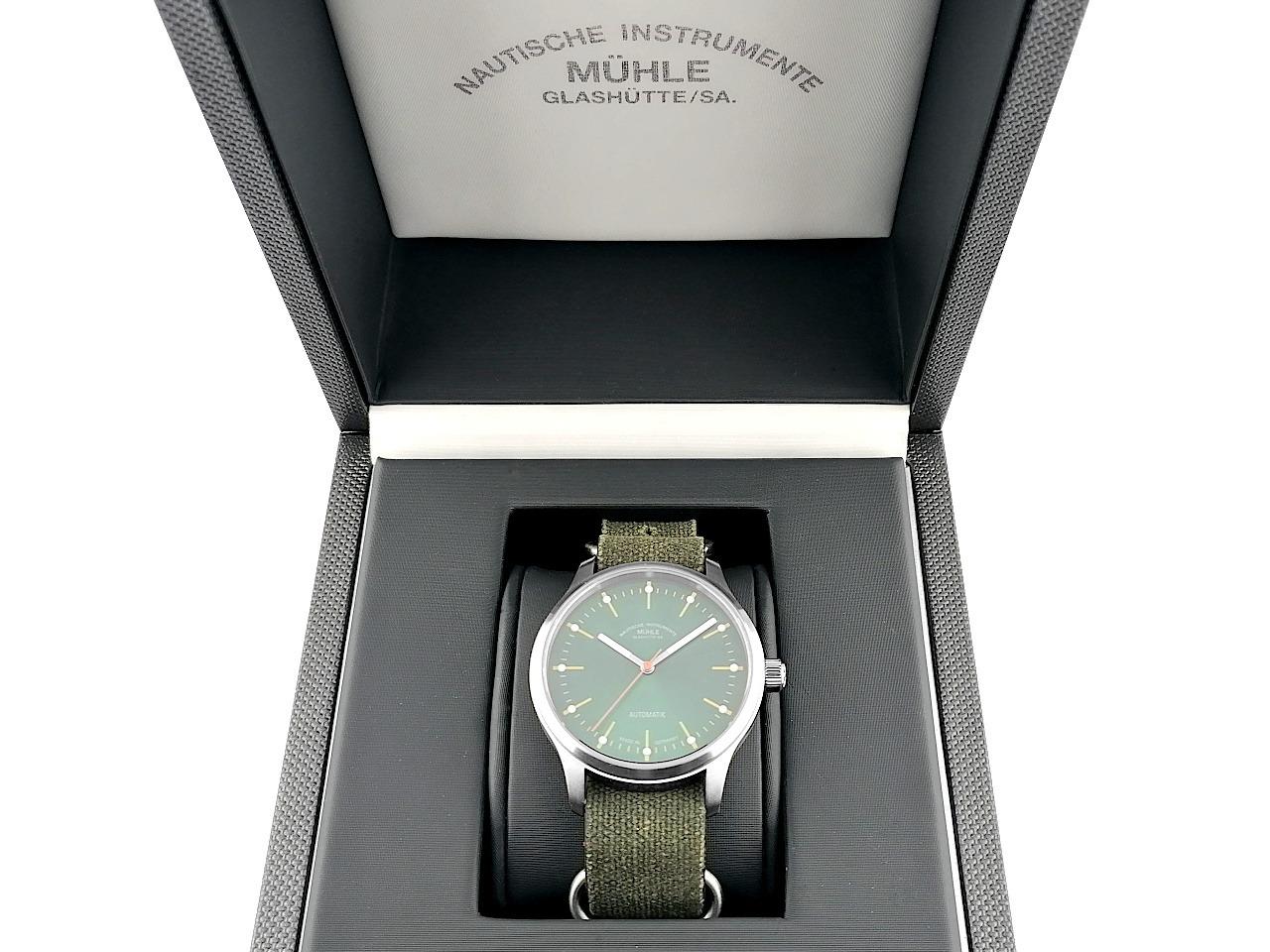 Mühle Glashütte Panova Automatik Edelstahl 40mm grünes Zifferblatt Textilband M1.40.76 NB II Full Set Occasion Neu – Herrenuhren Uhr ohne Datum aus Edelstahl. Das Gehäuse ist rund und silber. Das Textilarmband ist grün. Das Zifferblatt ist ein Index in grün. – Ansicht 4