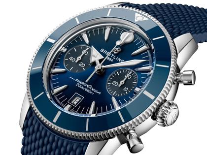 Breitling Superocean Heritage B01 Chronograph Automatik Edelstahl 42mm blaues Zifferblatt blaues Kautschukband – Herrenuhren Chronograph aus Edelstahl, Kautschuk und Keramik. Das Gehäuse ist rund und silber. Das Kautschuk / Kunststoff / Silikon Armband ist blau. Das Zifferblatt ist ein Index in blau. – Ansicht 2
