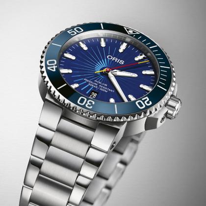 Oris Aquis Date Sun Wukong Limited Edition Automatik Edelstahl 41,5mm blaues Zifferblatt Metallband – Herrenuhren Uhr mit Datum aus Edelstahl und Keramik. Das Gehäuse ist rund und silber. Das Edelstahlarmband ist silber. Das Zifferblatt ist ein Index in blau. – Ansicht 2