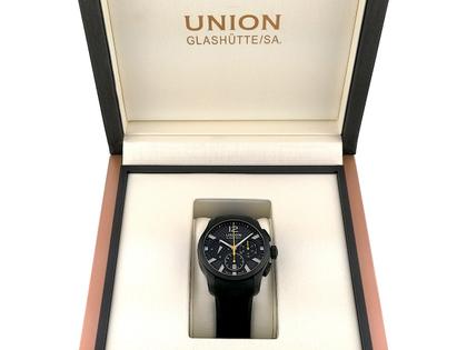 Union Glashütte Belisar Chronograph Sport Automatik Edelstahl PVD-Schwarz 43mm schwarzes Zifferblatt schwarzes Kautschukband D002.627.16.207.00 Full Set Occasion Refurbished – Herrenuhren Chronograph aus Carbon, Edelstahl und PVD beschichtet. Das Gehäuse ist rund und schwarz. Das Kautschuk / Kunststoff / Silikon Armband ist schwarz. Das Zifferblatt ist arabisch Index und schwarz. – Ansicht 5