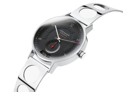 Nomos Glashütte Autobahn neomatik Automatik 41 mm Datum Director's Cut Limited Edition A9 – Herrenuhren Uhr mit Datum aus Edelstahl. Das Gehäuse ist rund und silber. Das Edelstahlarmband ist silber. Das Zifferblatt ist arabisch Index und schwarz. – Ansicht 3