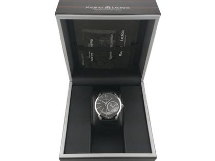 Maurice Lacroix Pontos Decentrique GMT Automatik Edelstahl 43mm schwarzes Zifferblatt schwarzes Lederband PT6118-SS001-330 Full Set Occasion Neu – Herrenuhren Uhr mit Datum aus Edelstahl. Das Gehäuse ist rund und silber. Das Lederarmband Kroko / Alligator ist schwarz. Das Zifferblatt ist römisch Index und schwarz. – Ansicht 3