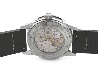 Rado Captain Cook Over-Pole Limited Edition Handaufzug Edelstahl 37 mm graues Zifferblatt Lederarmband R32116158 Full Set Occasion Neu – Herrenuhren Uhr mit Datum aus Edelstahl und Keramik. Das Gehäuse ist rund und silber. Das Lederarmband ist braun. Das Zifferblatt ist ein Index in grau. – Ansicht 2