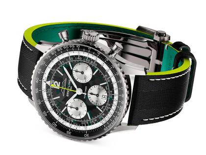 Breitling Navitimer B01 Chronograph 43 Titan Aston Martin Aramco Formula ONE™ Team Limited Edition – Herrenuhren Chronograph aus Titan. Das Gehäuse ist rund und silber. Das Lederarmband ist anthrazit. Das Zifferblatt ist ein Index in anthrazit. – Ansicht 5