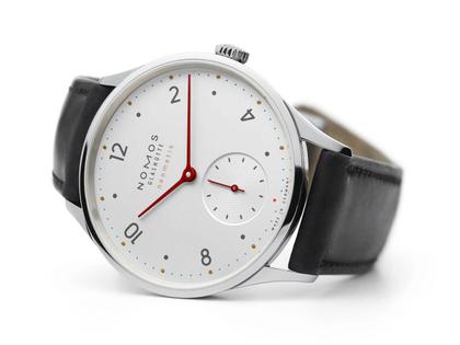 Nomos Glashütte Minimatik neomatik 35 Automatik Edelstahl 35mm weißes Zifferblatt schwarzes Lederband – Damenuhren Uhr ohne Datum aus Edelstahl und Leder. Das Gehäuse ist rund und silber. Das Lederarmband ist schwarz. Das Zifferblatt ist arabisch Index und silber. – Ansicht 4