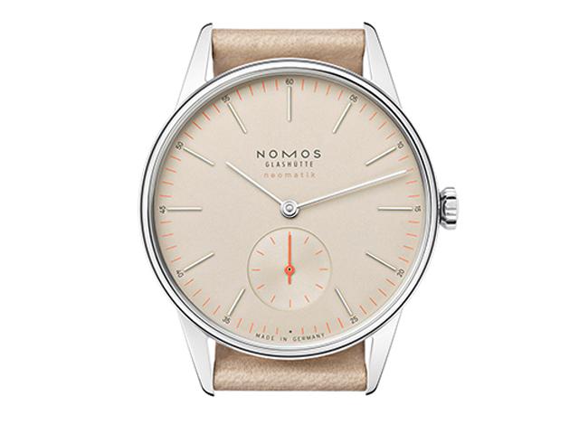 Nomos Glashütte Orion neomatik 36 Champagner Automatik Edelstahl 36mm beiges Zifferblatt beiges Lederband – Herrenuhren Uhr ohne Datum aus Edelstahl. Das Gehäuse ist rund und silber. Das Lederarmband ist beige. Das Zifferblatt ist arabisch Index und beige. – Ansicht 3