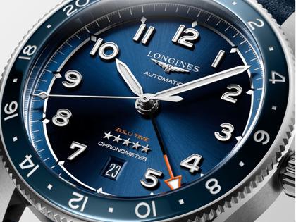 Longines Spirit Zulu Time Automatik Edelstahl 42mm blaues Zifferblatt blaues Lederband – Herrenuhren Uhr mit Datum aus Edelstahl, Keramik und Leder. Das Gehäuse ist rund und silber. Das Lederarmband ist blau. Das Zifferblatt ist arabisch und blau. – Ansicht 2