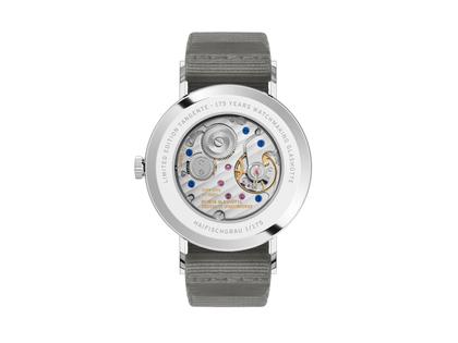 Nomos Glashütte Tangente 38 Datum "175 Years Watchmaking - Haifischgrau" Handaufzug Edelstahl graues Zifferblatt graues Textilband Glasboden – Herrenuhren Uhr mit Datum aus Edelstahl. Das Gehäuse ist rund und silber. Das Textilarmband ist grau. Das Zifferblatt ist arabisch Index und grau. – Ansicht 2