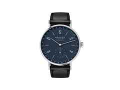 Nomos Glashütte Tangente 41 neomatik Update Nachtblau Automatik Edelstahl 40mm blaues Zifferblatt schwarzes Lederband – Herrenuhren Uhr mit Datum aus Edelstahl. Das Gehäuse ist rund und silber. Das Lederarmband ist schwarz. Das Zifferblatt ist arabisch Index und blau.