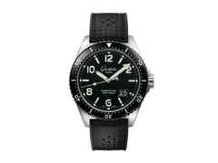 Glashütte Original SeaQ Panoramadatum Automatik Edelstahl 43mm schwarzes Zifferblatt schwarzes Kautschukband – Herrenuhren Uhr mit Datum aus Edelstahl. Das Gehäuse ist rund und silber. Das Kautschuk / Kunststoff / Silikon Armband ist schwarz. Das Zifferblatt ist arabisch Index und schwarz.
