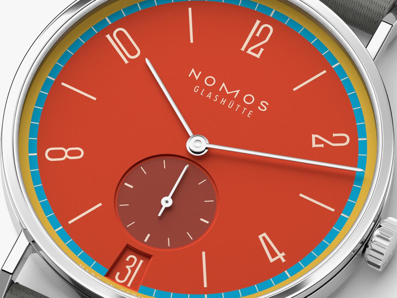 Nomos Glashütte Tangente 38 Datum "175 Years Watchmaking - Sportbunt" Handaufzug Edelstahl rotes Zifferblatt graues Textilband Glasboden – Herrenuhren Uhr mit Datum aus Edelstahl. Das Gehäuse ist rund und silber. Das Textilarmband ist grau. Das Zifferblatt ist arabisch Index und rot. – Ansicht 4