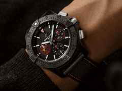Breitling Avenger B01 Chronograph 44 Night Mission USN Dust Devils Automatik Keramik schwarzes Zifferblatt schwarzes Lederband – Herrenuhren Chronograph aus Carbon und Titan. Das Gehäuse ist rund und schwarz. Das Lederarmband ist anthrazit. Das Zifferblatt ist ein Index in schwarz. – Ansicht 5