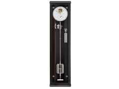 Erwin Sattler Präzisionspendeluhr Wanduhr Classica Secunda 1995 M schwarz Makassar – Großuhren Wanduhr aus . Das Gehäuse ist rechteckig und schwarz. Das Zifferblatt ist römisch Index und silber.