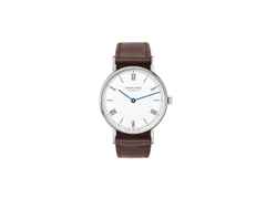 Nomos Glashütte Ludwig 33 Emailleweiß Handaufzug Edelstahl weißes Zifferblatt braunes Lederband Glasboden – Damenuhren Uhr ohne Datum aus Edelstahl. Das Gehäuse ist rund und silber. Das Lederarmband ist braun. Das Zifferblatt ist römisch Index und weiß.