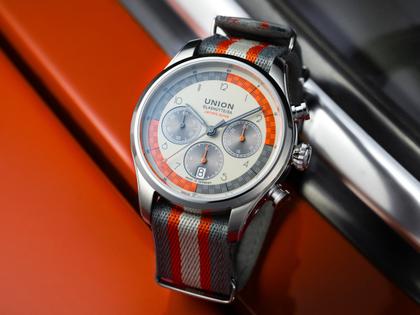Union Glashütte Belisar Chronograph Silvretta Classic 2025 Limitierte Edition Automatik Edelstahl 44mm beiges Zifferblatt Metallband und graues Lederband – Herrenuhren Chronograph aus Edelstahl und Leder. Das Gehäuse ist rund und silber. Das Lederarmband ist grau. Das Zifferblatt ist arabisch Index und beige. – Ansicht 4
