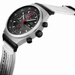 Porsche Design Chronograph 1 - 1972 Limited Edition GP 2023 – Herrenuhren Chronograph aus Titan. Das Gehäuse ist rund und silber. Das Textilarmband ist weiß. Das Zifferblatt ist ein Index in schwarz. – Ansicht 3