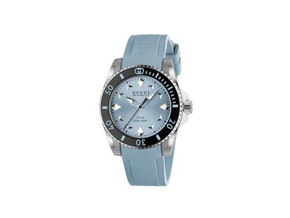 Gucci Dive Automatik Edelstahl 36mm blaues Zifferblatt blaues Kautschukband YA136409 – Damenuhren Uhr ohne Datum aus Edelstahl und Keramik. Das Gehäuse ist rund und silber. Das Kautschuk / Kunststoff / Silikon Armband ist blau. Das Zifferblatt ist ein Index in blau.