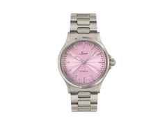 Sinn Spezialuhren 556 Malve Automatik Edelstahl 38,5mm rosa Zifferblatt Metallband limitiert – Damenuhren Uhr ohne Datum aus Edelstahl. Das Gehäuse ist rund und silber. Das Edelstahlarmband ist silber. Das Zifferblatt ist ein Index in rosa.