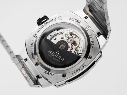 Alpina Alpiner x Fratello Extreme Regulator Automatik Edelstahl 41mm schwarzes Zifferblatt Metallband – Herrenuhren Uhr ohne Datum aus Edelstahl. Das Gehäuse ist rund und silber. Das Edelstahlarmband ist silber. Das Zifferblatt ist ein Index in schwarz. – Ansicht 5