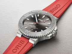 Oris Aquis Date Relief Automatik Edelstahl 43,5mm graues Zifferblatt rotes Kautschukband – Herrenuhren Uhr mit Datum aus Edelstahl und Kautschuk. Das Gehäuse ist rund und silber. Das Kautschuk / Kunststoff / Silikon Armband ist rot. Das Zifferblatt ist ein Index in grau. – Ansicht 3