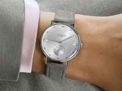 Nomos Glashütte Metro 33 All Silver Handaufzug Edelstahl 33mm silbernes Zifferblatt graues Lederband Stahlboden – Damenuhren Uhr ohne Datum aus Edelstahl und Leder. Das Gehäuse ist rund und silber. Das Lederarmband ist grau. Das Zifferblatt ist ein Index in silber. – Ansicht 4