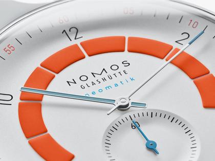 Nomos Glashütte Autobahn neomatik Automatik 41 mm Datum Director's Cut Limited Edition A3 – Herrenuhren Uhr mit Datum aus Edelstahl. Das Gehäuse ist rund und silber. Das Edelstahlarmband ist silber. Das Zifferblatt ist arabisch Index und weiß. – Ansicht 3