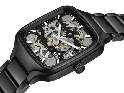 Rado True Square Skeleton Automatik Keramik 38mm skelettiertes Zifferblatt schwarzes Keramikband – Herrenuhren Uhr ohne Datum aus Keramik und Titan. Das Gehäuse ist quadratisch und grau. Das Keramikarmband ist schwarz. Das Zifferblatt ist skelettiert und schwarz. – Ansicht 2