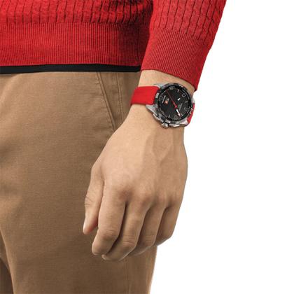 Tissot T-Touch Connect Solar Titanium rotes Silikonband – Herrenuhren Chronograph aus Titan. Das Gehäuse ist rund und silber. Das Kautschuk / Kunststoff / Silikon Armband ist rot. Das Zifferblatt ist digital und schwarz. – Ansicht 4