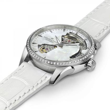 Hamilton Jazzmaster Open Heart Lady Automatik Edelstahl 36mm Perlmutt-Zifferblatt mit Brillanten weißes Lederband – Damenuhren Uhr ohne Datum aus Edelstahl. Das Gehäuse ist rund und silber. Das Lederarmband Kroko / Alligator ist weiß. Das Zifferblatt ist ein Index in weiß. – Ansicht 2