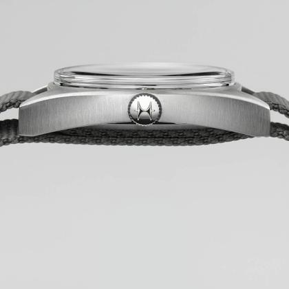 Hamilton Khaki Aviation Pilot Pioneer Mechanical Handaufzug Edelstahl 36x33mm graues Zifferblatt graues Textilband – Herrenuhren Uhr ohne Datum aus Edelstahl. Das Gehäuse ist rund und silber. Das Textilarmband ist grau. Das Zifferblatt ist arabisch und schwarz. – Ansicht 4
