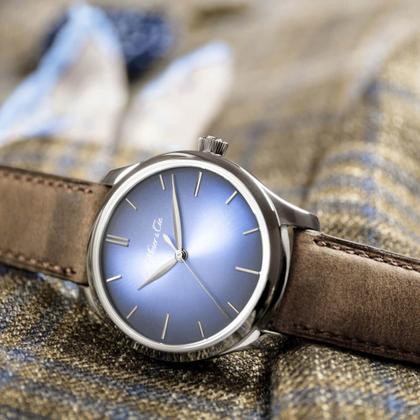 H. Moser & Cie. Endeavour Centre Seconds Automatic Funky Blue Weißgold 40mm blaues Zifferblatt braunes Lederband – Herrenuhren Uhr ohne Datum aus 750 Weißgold. Das Gehäuse ist rund und silber. Das Lederarmband ist braun. Das Zifferblatt ist ein Index in blau. – Ansicht 2